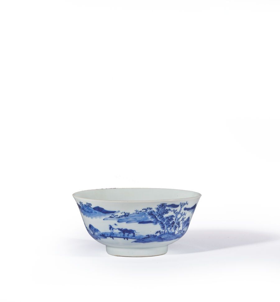 Null 中国对越南 - 19世纪
瓷碗，釉里红装饰，外面有湖水景观
背面有 "Dao ngoc Tran tang "字样。
直径：13.5厘米