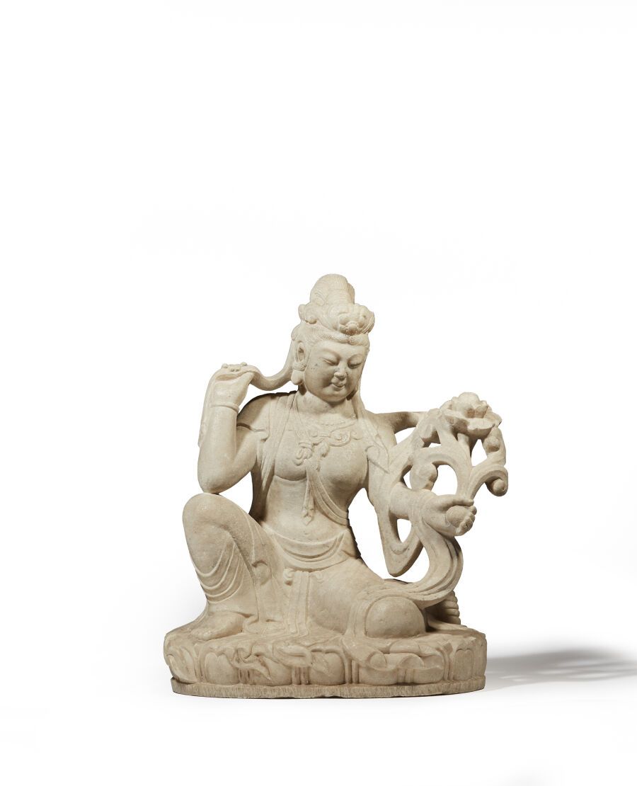Null 中国 - 20世纪
观音菩萨像，白色大理石，坐于莲花形底座上，左手持花，头发梳成高高的发髻，用饰有鲜花的头饰固定。 
高度高度：48.5厘米