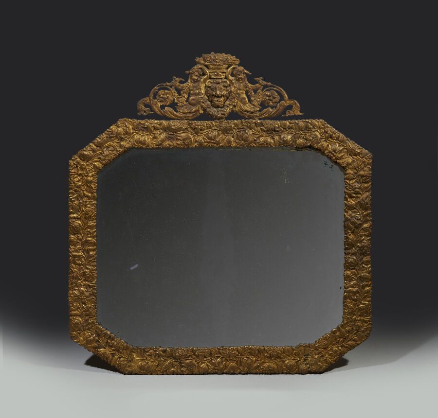 Null Achteckiger Spiegel aus vergoldeter Bronze, der von einem Giebel gekrönt is&hellip;