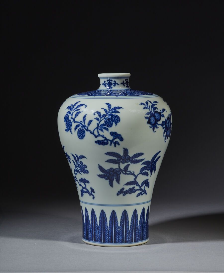 Null CHINA - QIANLONG-Zeitalter (1736-1795)
Meipingförmige Vase aus Porzellan, a&hellip;