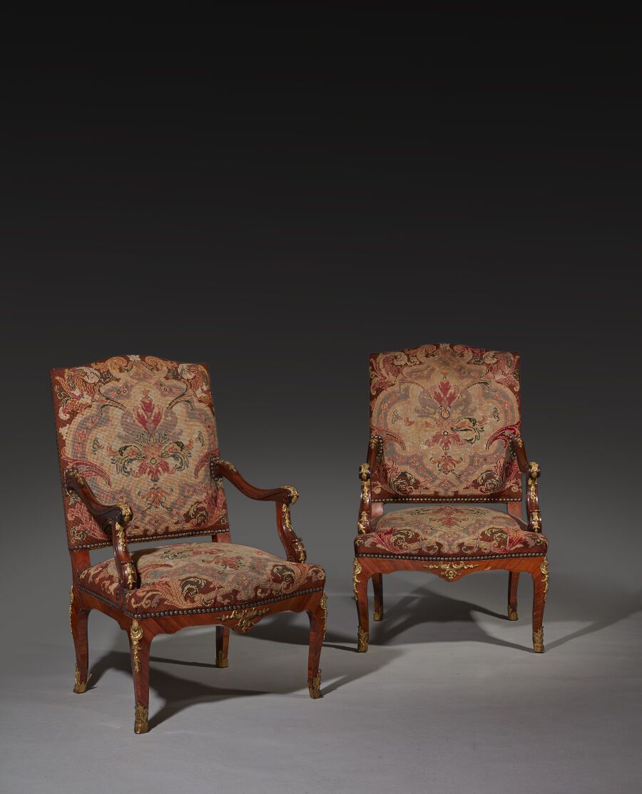Null 一对胡桃木和紫檀木贴面的扶手椅，有平坦的靠背和活动的扶手，靠在凸起的腿上，装饰有凿刻和镀金的铜器；（皮带捆绑，未检查）。
意大利，19世纪。
身高：1&hellip;