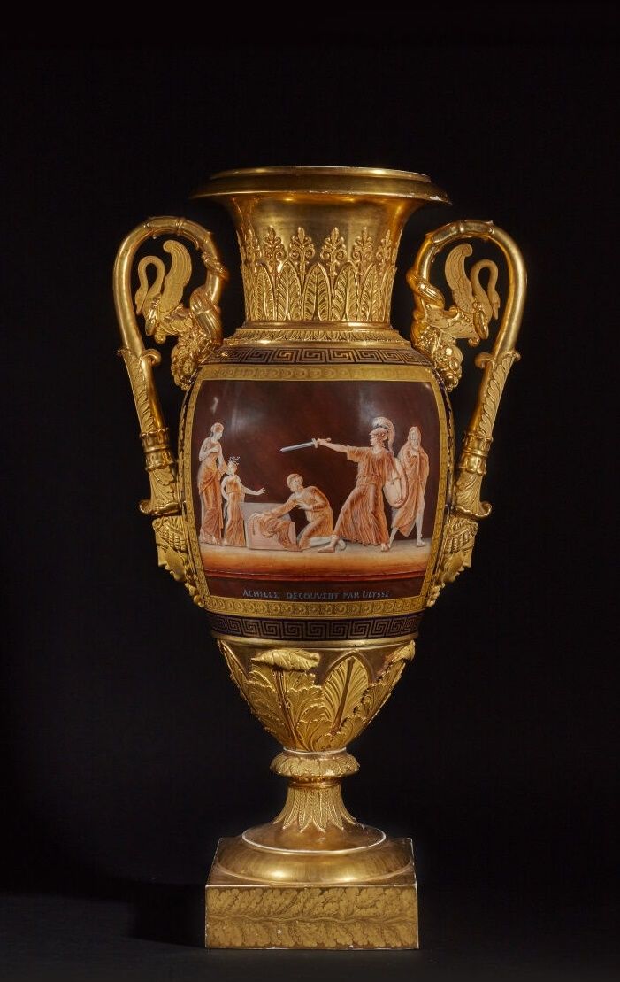 Null PARIGI 
Un grande vaso ovoidale in porcellana appoggiato su un piedistallo &hellip;