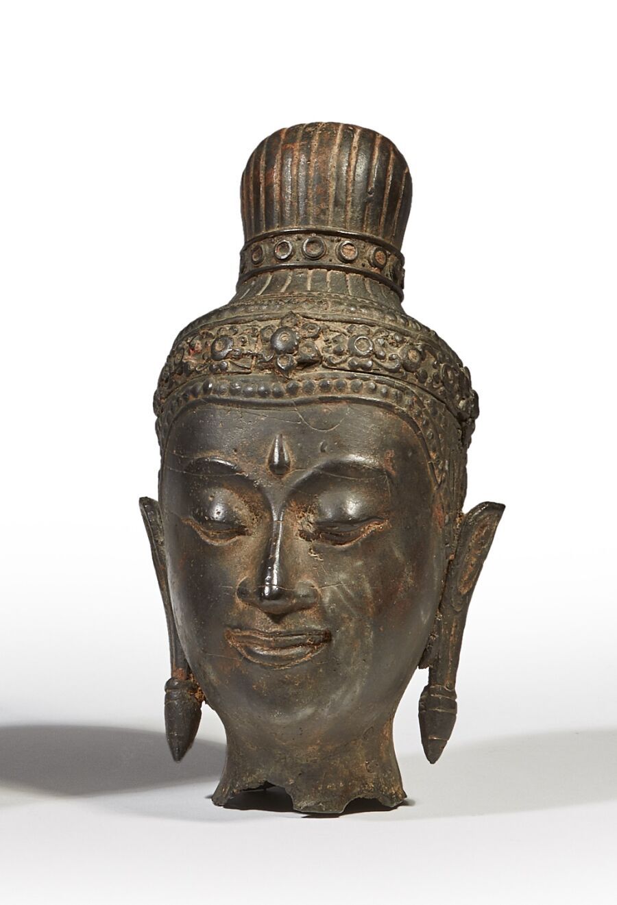 Null 泰国 - 约1900年
青铜佛头，眼睛半闭，头发高高盘起，用花冠固定住。 
高度：15.5厘米高度：15.5厘米