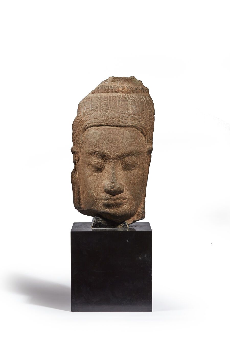 Null 柬埔寨 - 高棉时期，巴雍，12-13世纪
灰色砂岩佛头碎片，眼睛半闭，头饰凿有辫子。 
(对鼻子的修复。)
高度：21厘米高度：21厘米