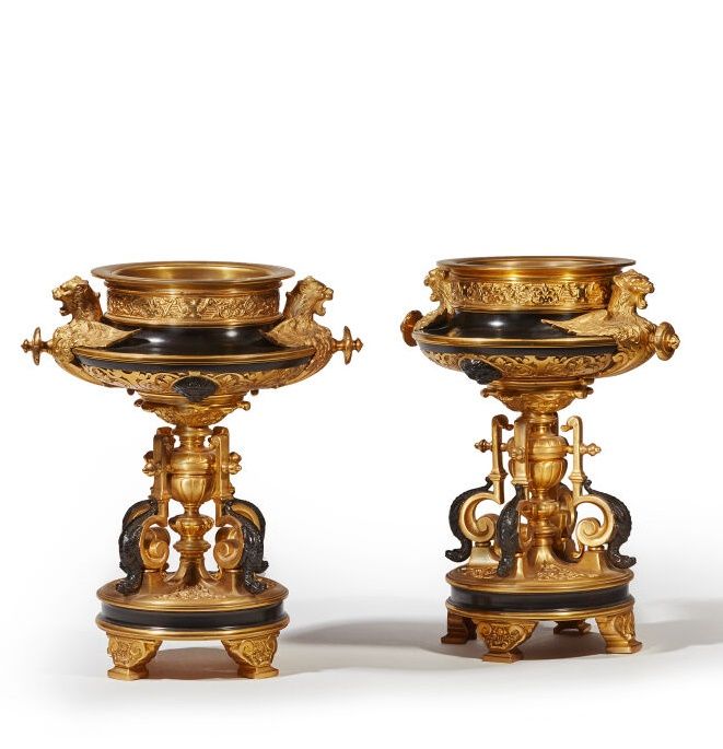 Null 在BARBEDIENNE的味道中
一对青铜镀层和鎏金的圆杯，把手饰有嵌合体，四脚底座 
高度：35厘米35厘米；宽度：30厘米