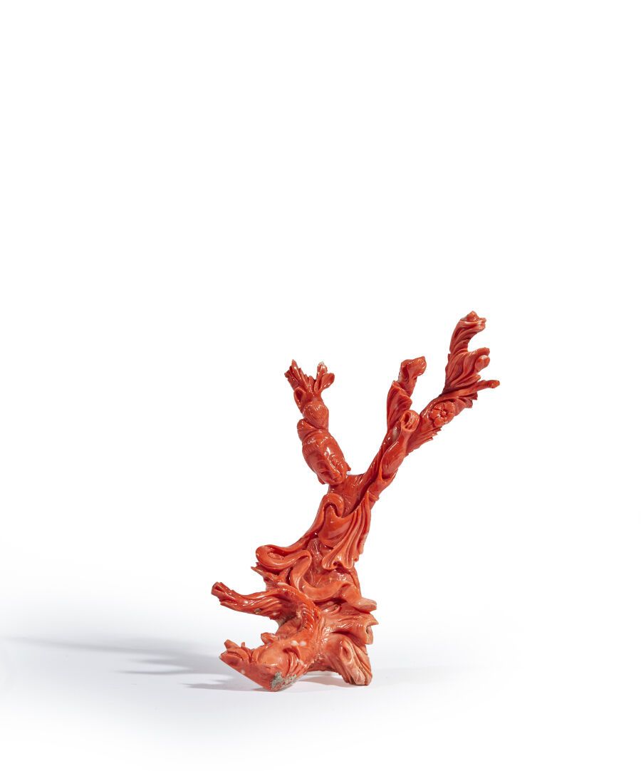 Null 中国 - 20世纪
一组红色的珊瑚，一个坐着的年轻女子在盛开的梅花树枝旁拿着一个花瓶 
高度：17.5厘米17.5厘米；重量：150克。