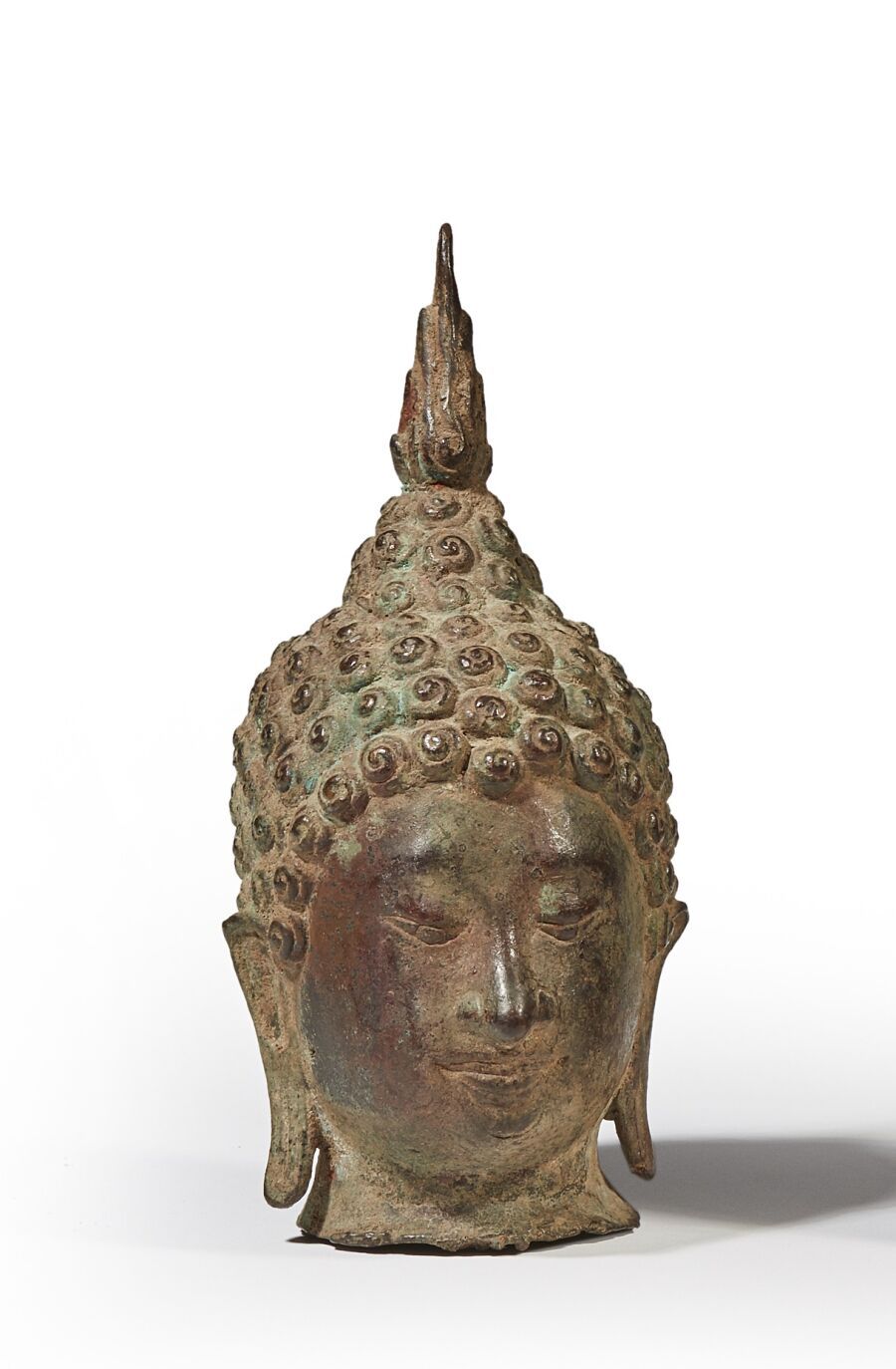 THAILAND - Sukhothai style Buddha head in bronze with green patina, eyes  half closed and smiling, hair forming curls surmounted by the usnisa.  Height Height : 20,5 cm