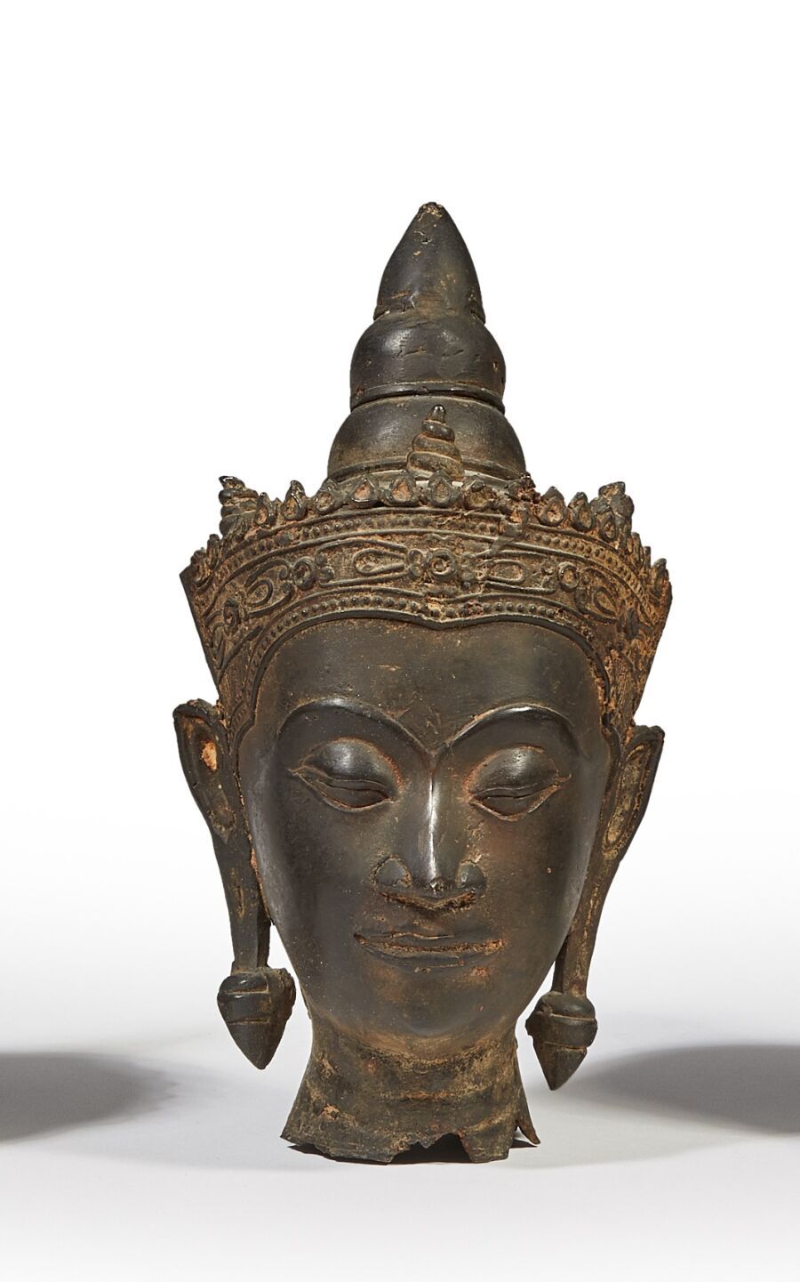 Null 泰国 - 约1900年
棕色铜质佛头，半闭着眼睛，头发拢在高高的发髻上，由带有几何图案的头饰固定。 
高度：17厘米。高度：17厘米