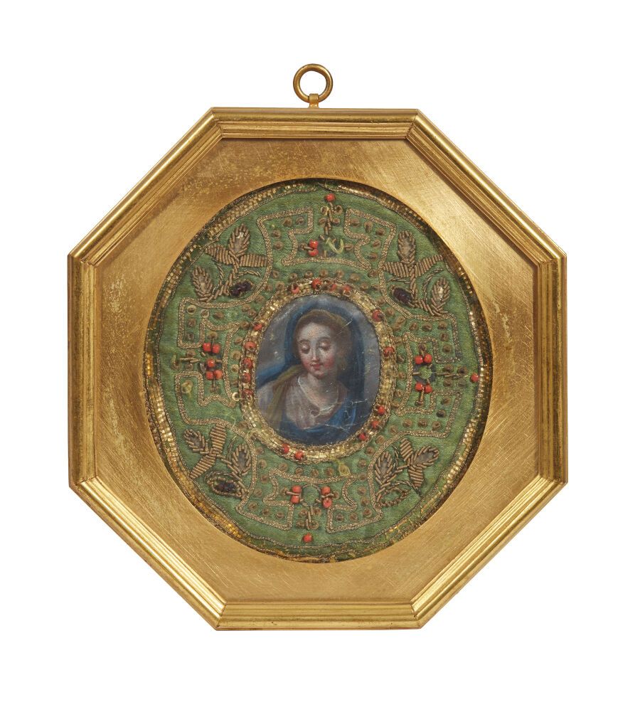 Null 在丝质框架内描绘圣母玛利亚的椭圆形徽章，绣有亮片和珊瑚珠子
意大利，18世纪，可能是特拉帕尼
(小事故和缺失的部分)。
高度：13厘米13厘米；宽度：&hellip;