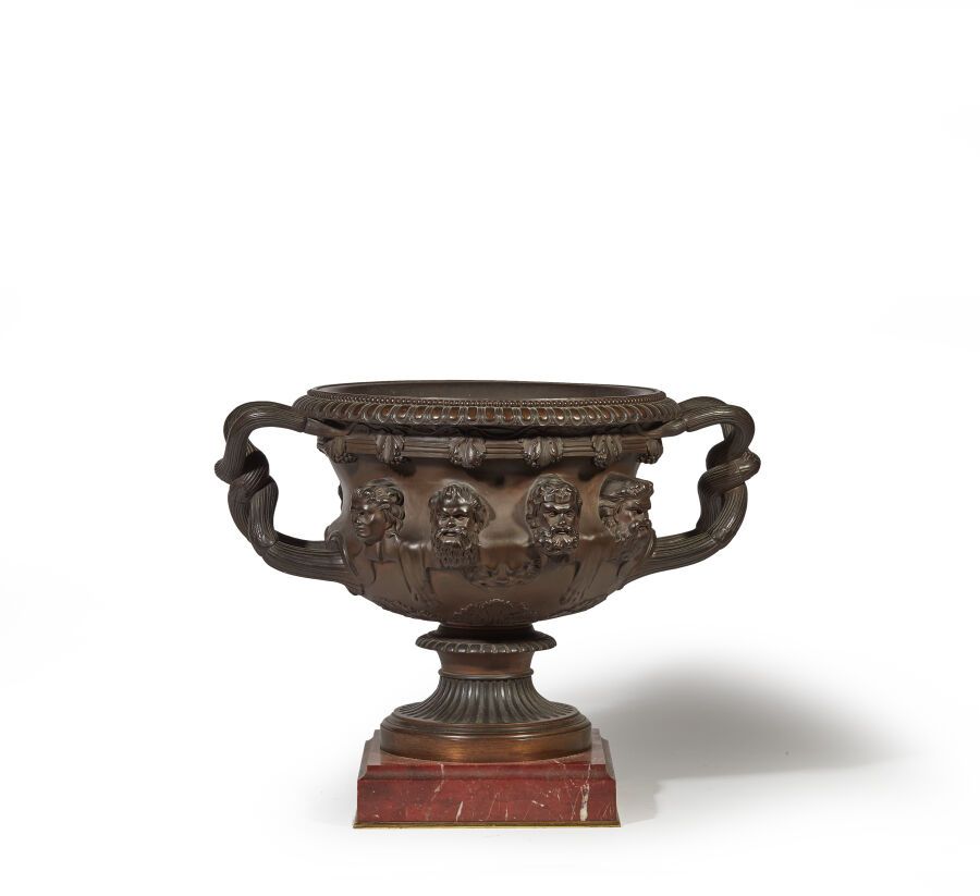 Null 古董之后
一个沃里克的青铜花瓶，安放在一个有凹槽的基座和一个镀金的青铜底座上。
19世纪
高度：39厘米39厘米；宽度：51厘米；深度：36厘米