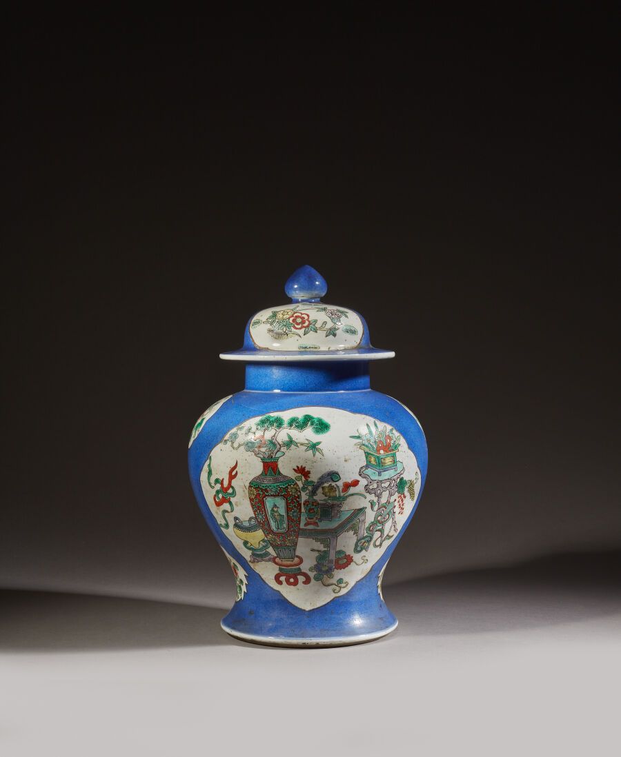 Null 中国 - 19世纪
粉蓝色背景下的家具主题和花瓶的多裂纹储备的绿色家族多色珐琅彩瓷盖花瓶
背面有 "康熙 "的天书款
高度：36.5厘米高度：36.5&hellip;