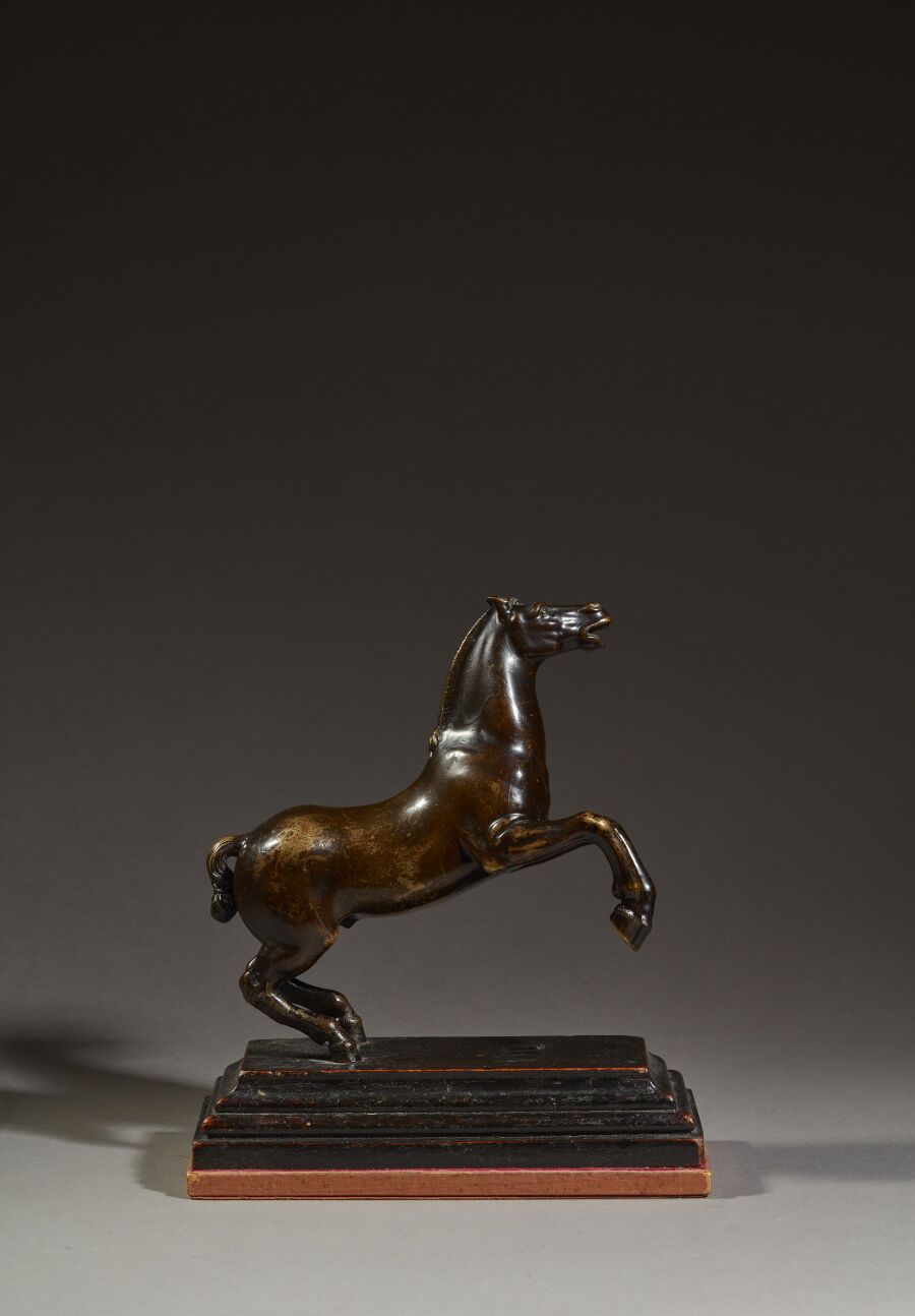 Null 17世纪初的佛罗伦萨画派
古典风格的骑马 
带有棕色铜锈的青铜器
(对铜绿的磨损。)
高度：21厘米21厘米；宽度：19.5厘米，置于木质底座和红色天&hellip;