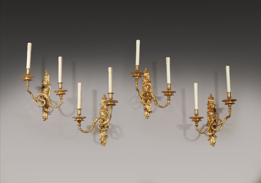 Null Conjunto de cuatro apliques de dos brazos retorcidos en bronce dorado y cin&hellip;