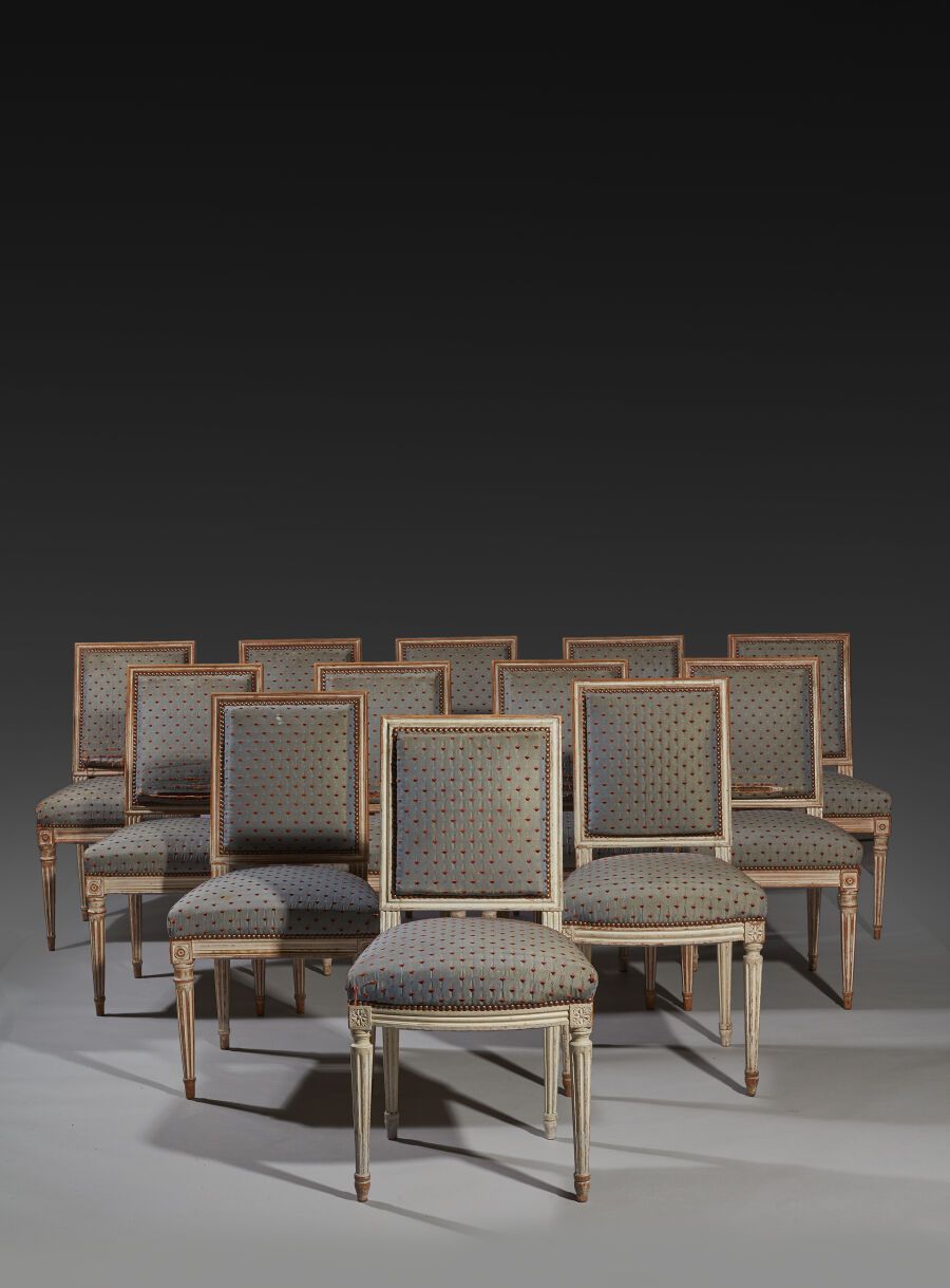 Null 十套带圆盘装饰的模制和铜化的木制餐椅
高度：87.5厘米87.5厘米；宽度：48厘米 
包括两把类似型号的椅子（相同的软垫），带刺桐叶装饰。
高度：9&hellip;