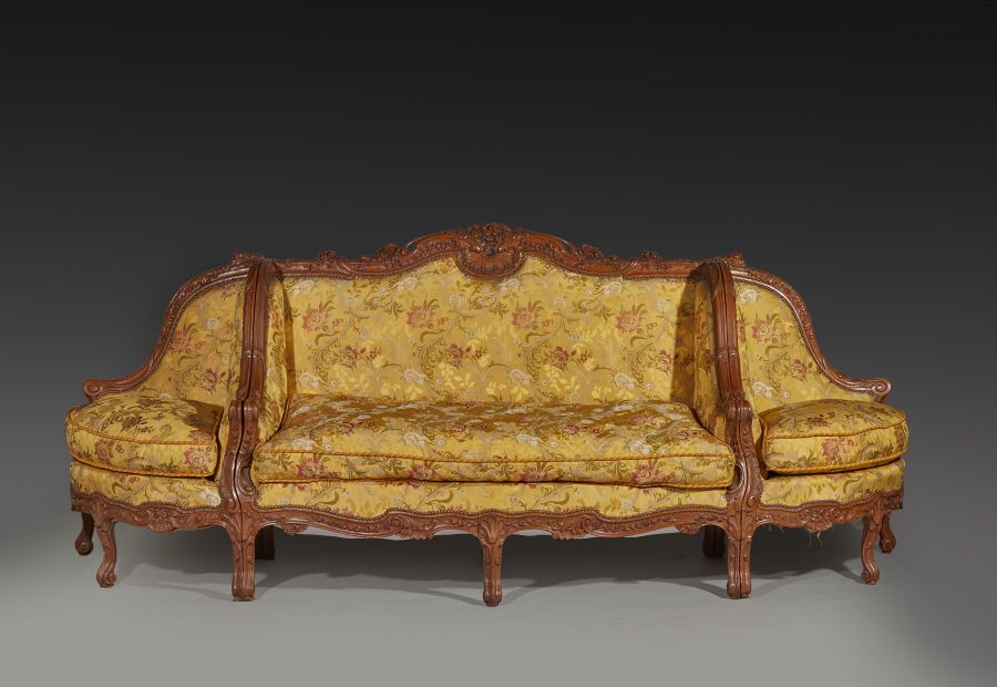 Null Large elm settee molded and carved, decorated with openwork shells and garl&hellip;