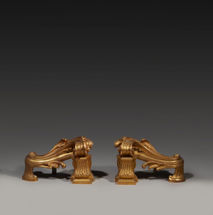 Null Paar Feuerböcke aus vergoldeter Bronze mit Rocaille-Dekor.
Arbeit im Stil v&hellip;