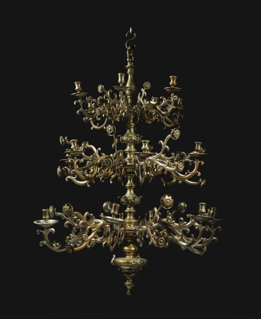 Null 一盏大型吊灯，有三排十八个灯，银色铜制。
部分由旧元素组成。
可能是荷兰人的作品。 
(缺失)
高度：122厘米122厘米；宽度：90厘米