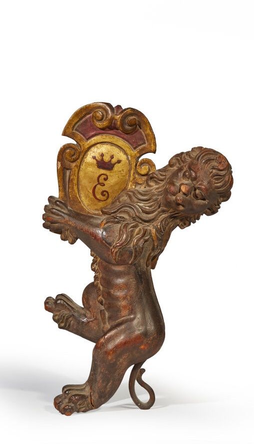 Null 天然木雕纹章狮子，支撑着一个镀金盾牌，盾牌下有一个人物。
意大利，19世纪 
(事故、部件缺失和磨损。) 
高度：47厘米47厘米；宽度：28厘米