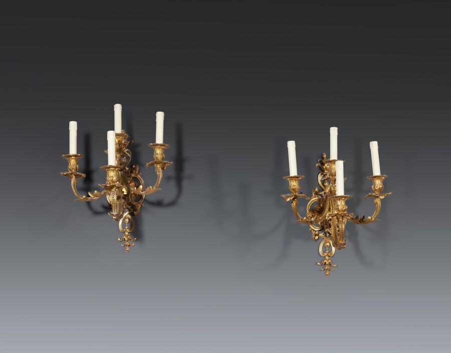 Null 一对带有四条光臂的铜制凿刻和鎏金壁灯，上面装饰着贝壳和叶子。
洛可可风格的作品
高度：47厘米47厘米；宽度：39厘米；深度：42厘米