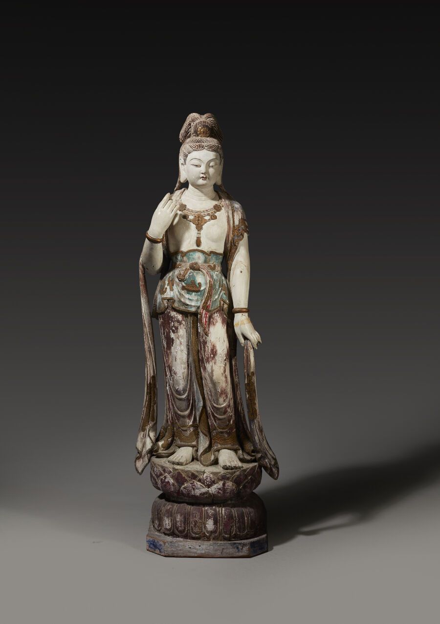 Null CHINA - 20. Jahrhundert
Statue von Guanyin aus polychromem Holz, auf einem &hellip;