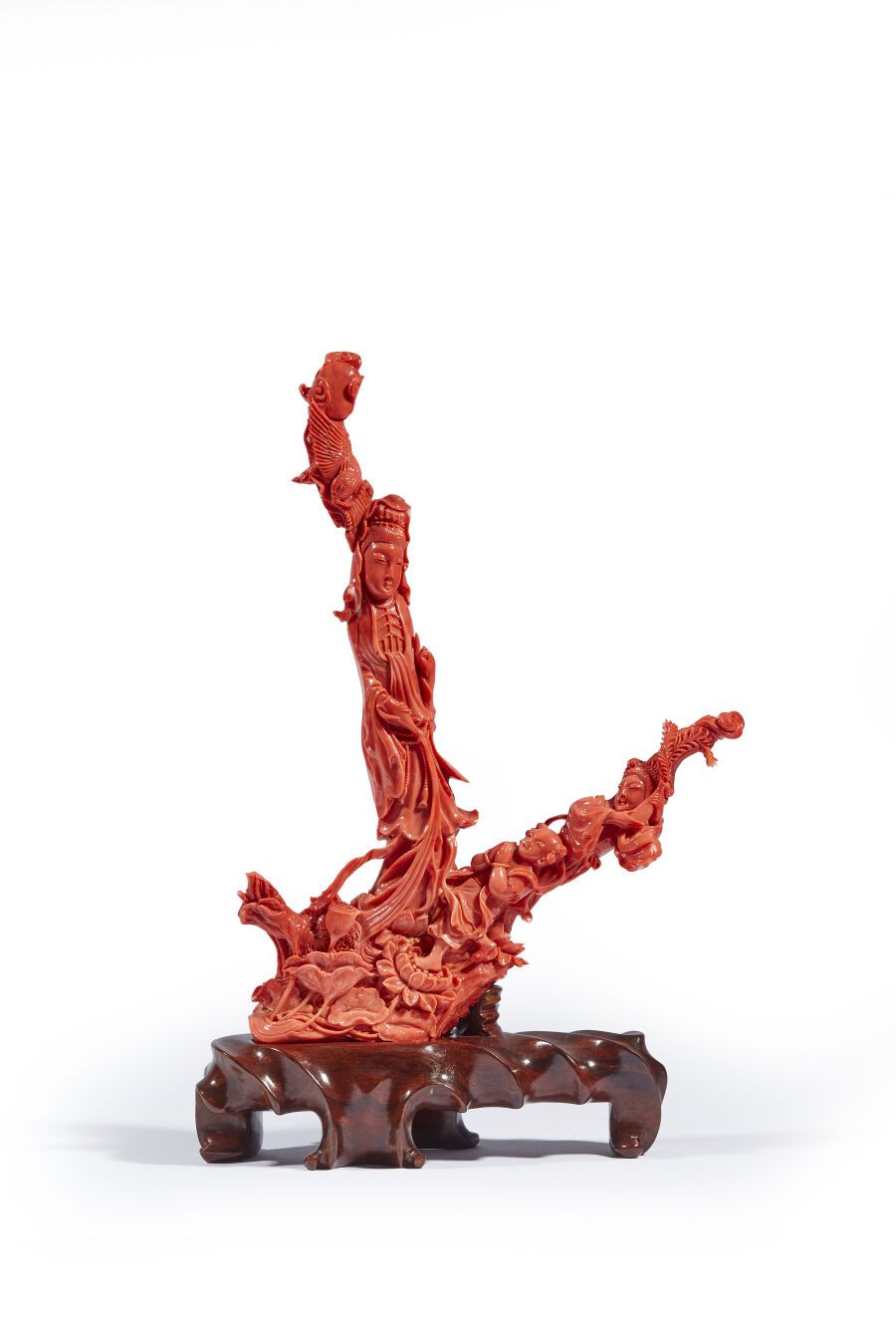 Null CHINA - 20th century
Group in red coral, one branch carved with a young wom&hellip;