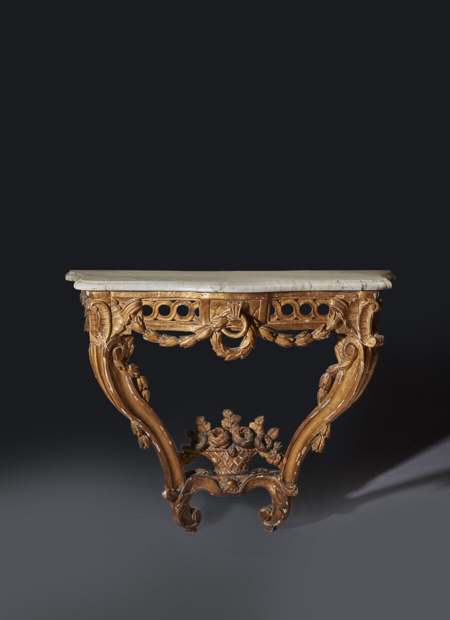 Null Console en bois sculpté et doré à décor ajouré d'entrelacs et guirlandes de&hellip;