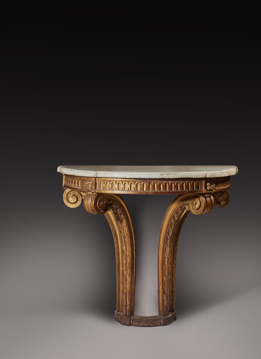 Null Half-moon shaped console in carved and gilded wood, the belt decorated with&hellip;