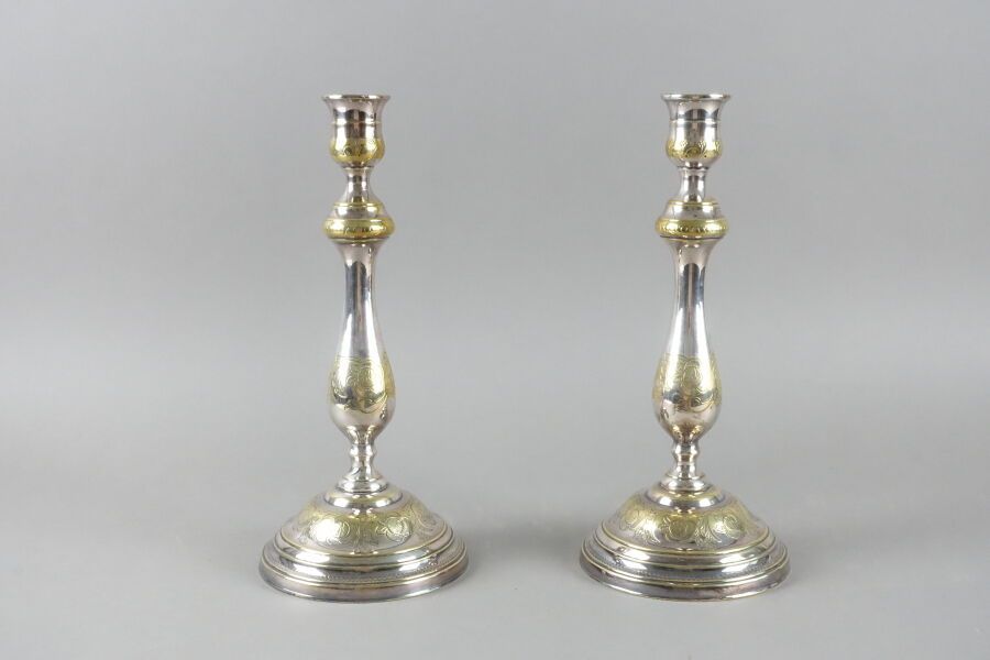 Null Pair of baluster-shaped torches in silver plated metal, resting on a circul&hellip;