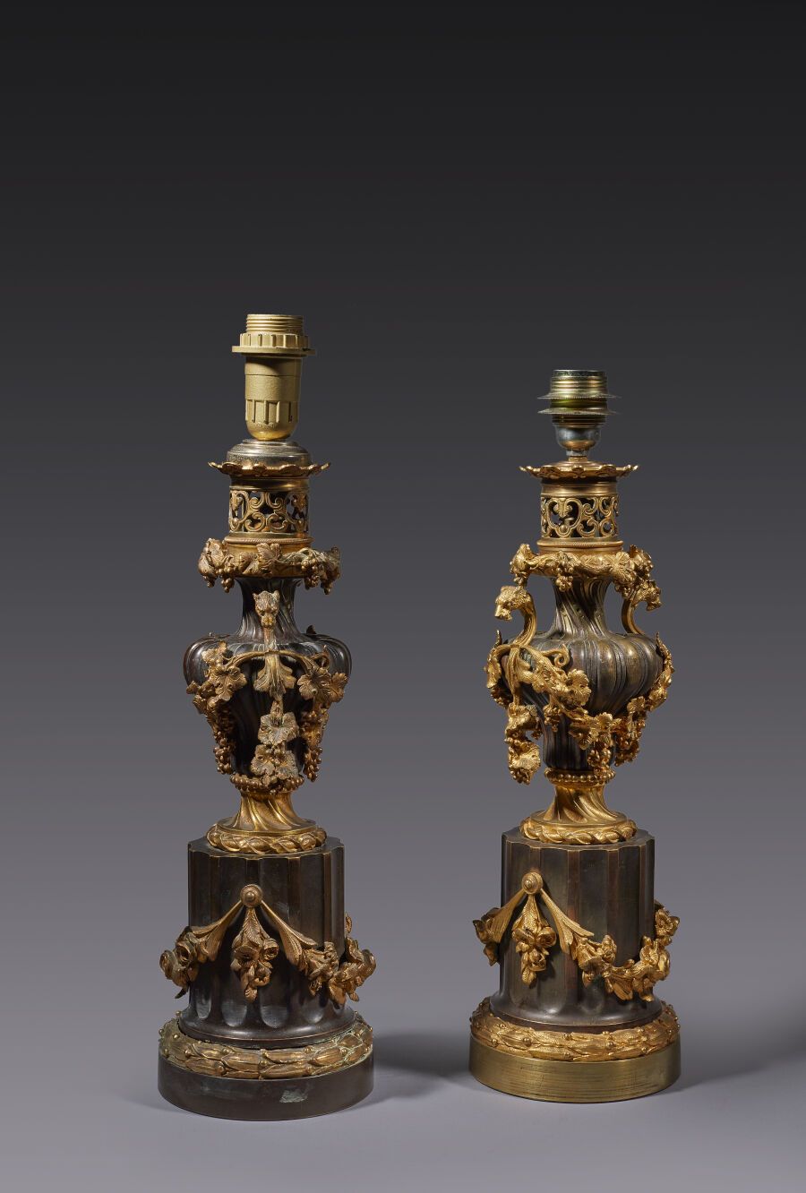 Null 一对棕色铜和鎏金铜灯架，灯杆扭曲，底座有凹槽，灯身有纹饰
底座上有变化
拿破仑三世时期
颈部高度：44厘米