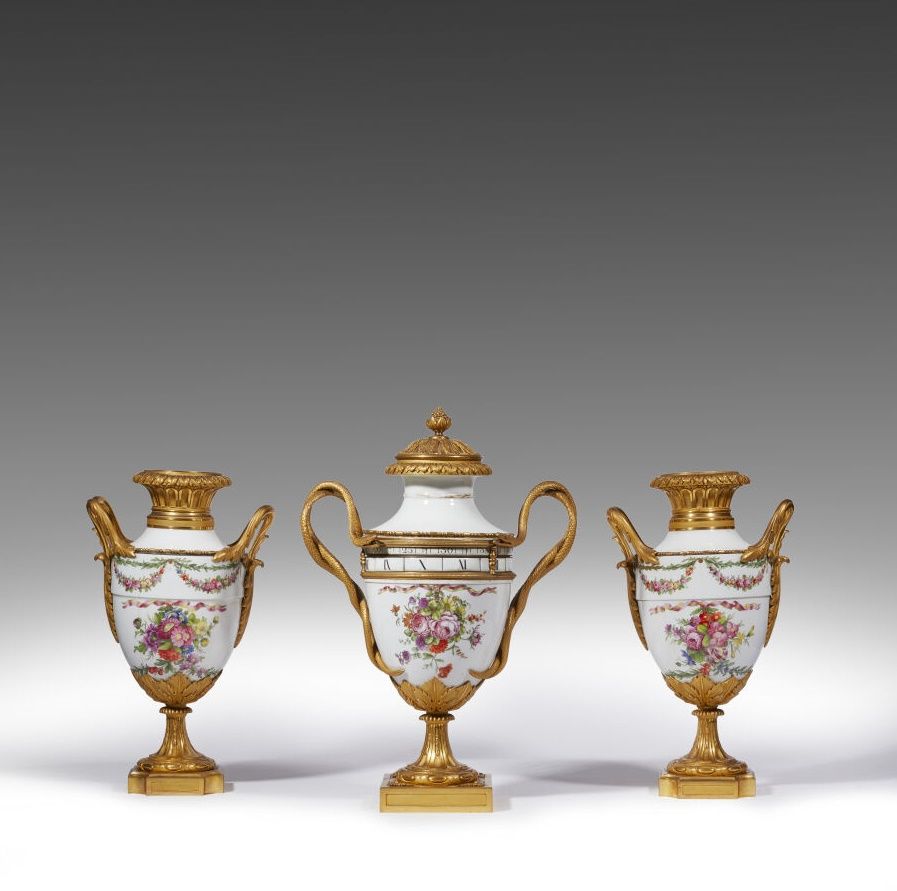 Null Vasen-Pendule mit drehbaren Kreisen und zwei Vasen, aus Pariser Porzellan m&hellip;