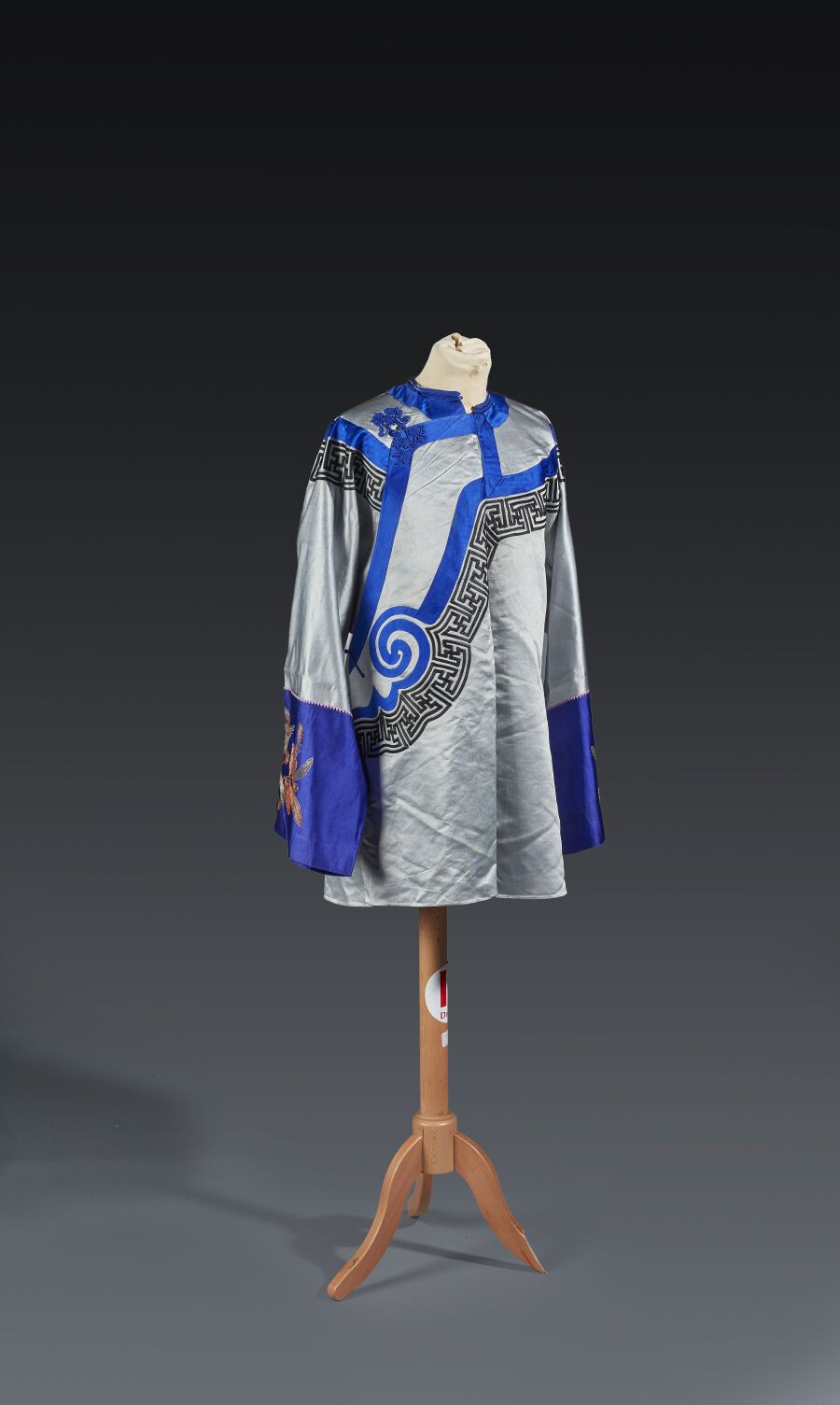 Null CHINE - vers 1900
Ensemble de textiles en soie brodée aux fils polychromes &hellip;