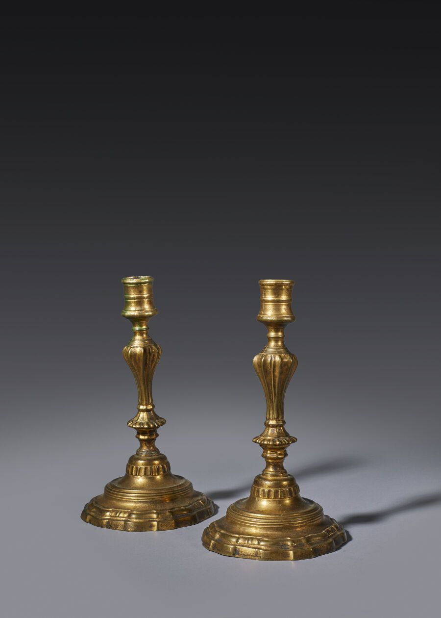 Null Paar Fackeln aus vergoldeter Bronze, der balusterförmige Schaft ruht auf ei&hellip;
