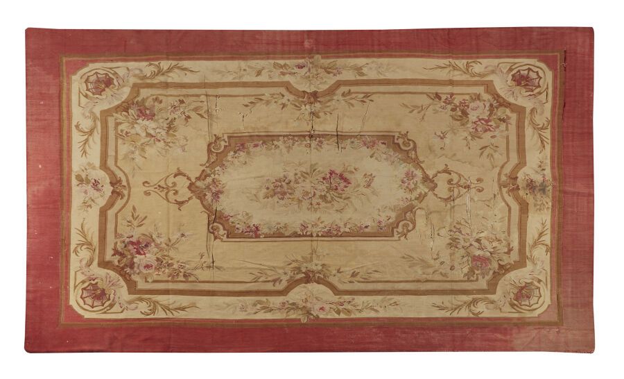 Null 奥布松地毯，19世纪，拿破仑三世风格，装饰有一个中央象牙卡座，卡座上有一束鲜花，象牙背景上有叶子卷轴；一个象牙边框有同样的装饰，环绕着构图。 
平板地&hellip;