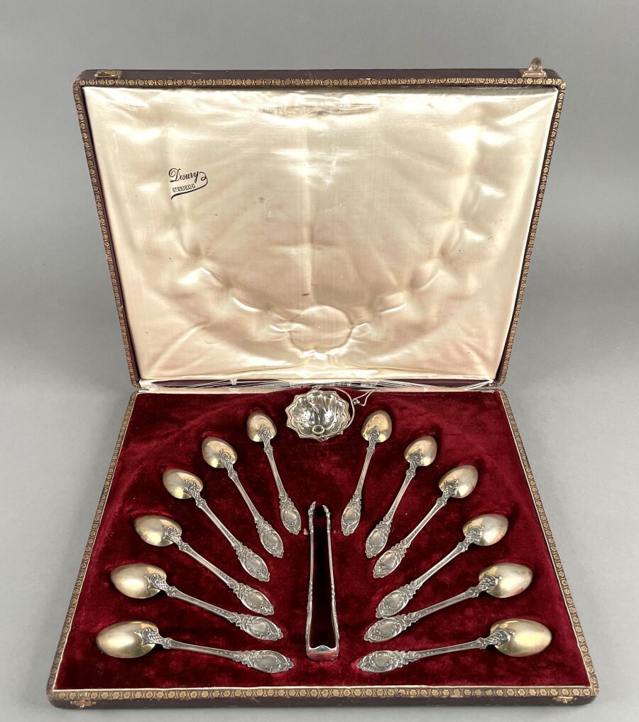 Null Twelve spoons, one sugar tongs and one tea strainer in silver
Gross weight &hellip;
