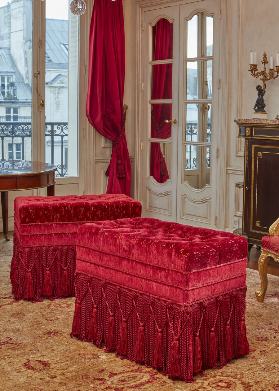 Null 一对长方形蒲团，上面覆盖着红色天鹅绒，并有饰物装饰。
拿破仑三世风格的作品
(穿着。)
高度：58厘米58厘米；宽度：74厘米；深度：43厘米