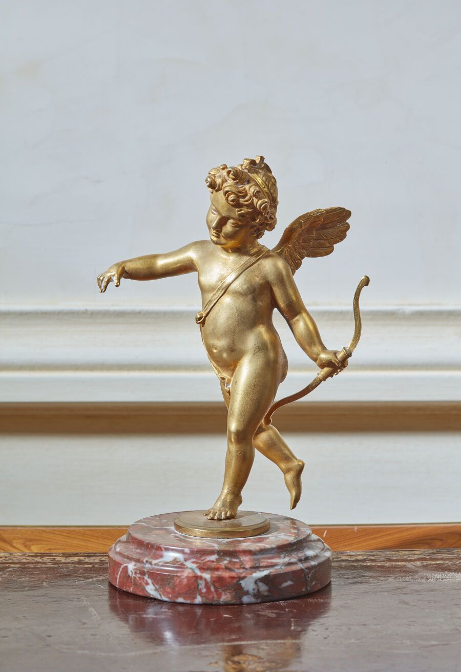 Null Gilt bronze subject representing a winged Love holding a bow, on a circular&hellip;