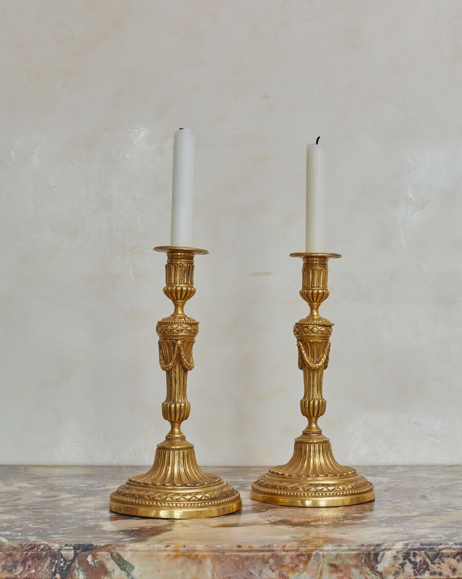 Null Pair of ormolu torches, the fluted shaft decorated with garlands, the circu&hellip;