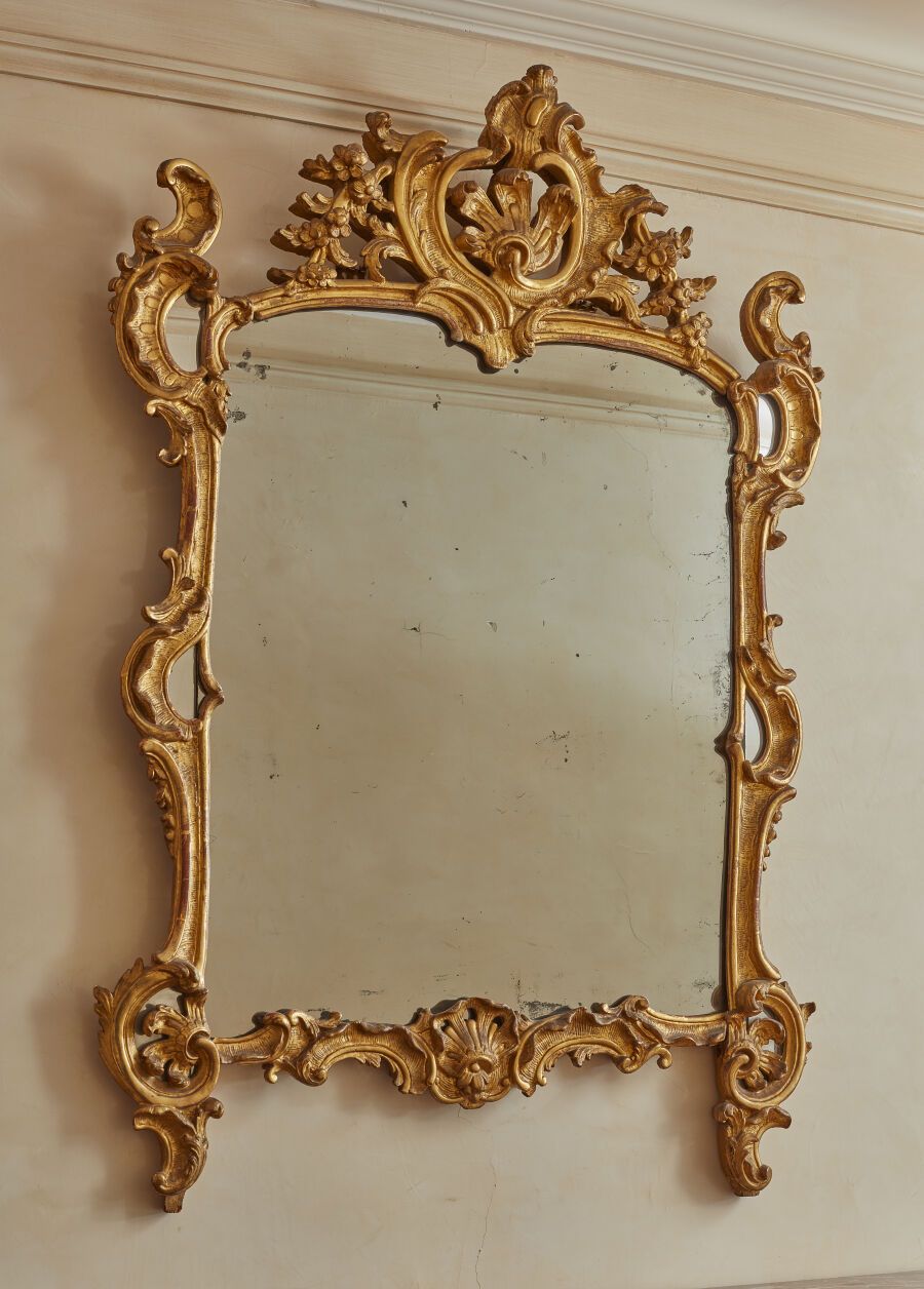 Null 镜子在一个雕刻和镀金的木框中，有一个镂空的叶子装饰，踏板上装饰着一个有花环的风格化棕榈树。 
(非常小的事故和修复。)
高度：128厘米高度：128厘&hellip;