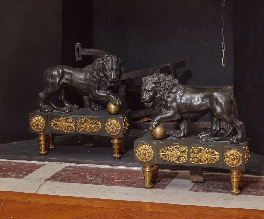 Null Ein Paar Feuerböcke mit Medici-Löwen aus patinierter und vergoldeter Bronze&hellip;