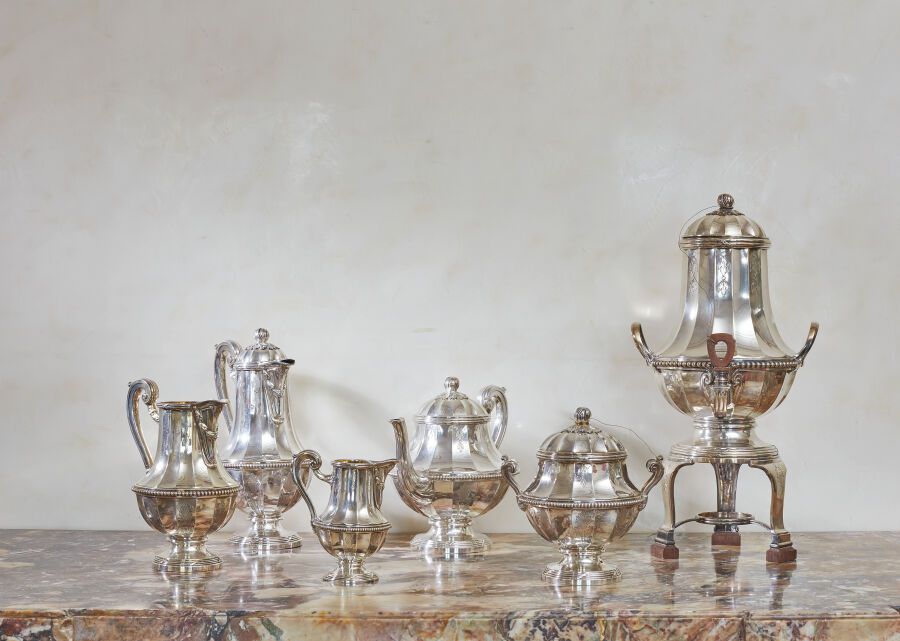 Null Silver tea service with faceted bodies, engraved with foliage, including a &hellip;
