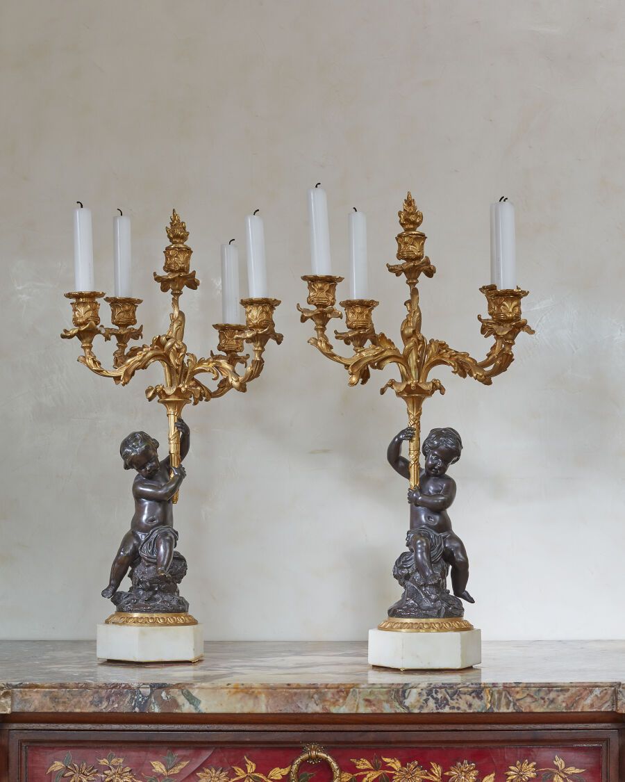 Null 一对木制和棕色铜制的烛台，上面有支持四条灯臂的普蒂。
六角形的白色大理石底座。
路易十六风格的作品，拿破仑三世时期
高度：55厘米高度：55厘米 

&hellip;