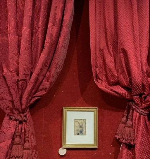 Null 四对红色丝绸窗帘，两对有格子图案，两对有叶子图案。
(两对格子图案，两对花朵图案)
(磨损、裂缝、一些污点）。
高度高度：250厘米左右。