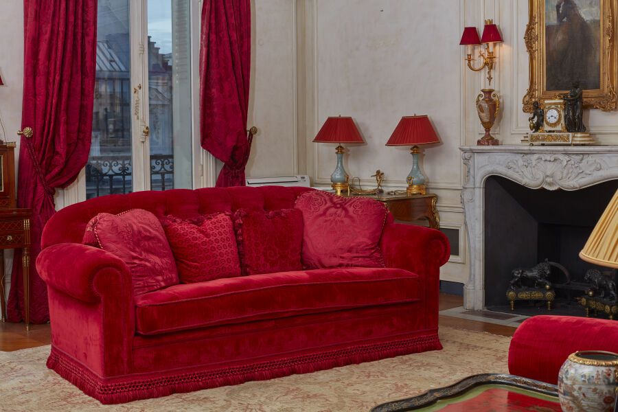 Null 一对舒适的软垫沙发，有大的反转扶手，用红色天鹅绒装饰。
拿破仑三世风格的作品
状况良好，有轻微磨损
高度：82厘米82厘米；长度：200厘米；深度：9&hellip;