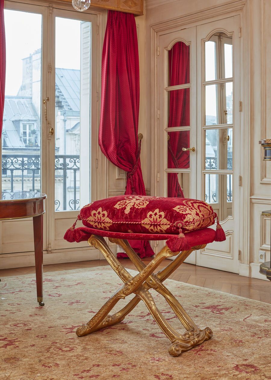 Null 雕刻和镀金的木制折叠椅，有X型腿和叶子和卷轴的装饰，座椅为红色天鹅绒。
路易十五风格的作品。
(轻微破损)。
高度：59厘米59厘米；长度：65厘米；&hellip;