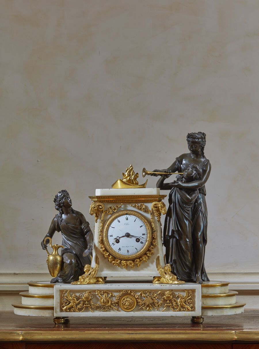 Null Antico orologio da sacrificio in bronzo patinato, bronzo dorato e marmo bia&hellip;