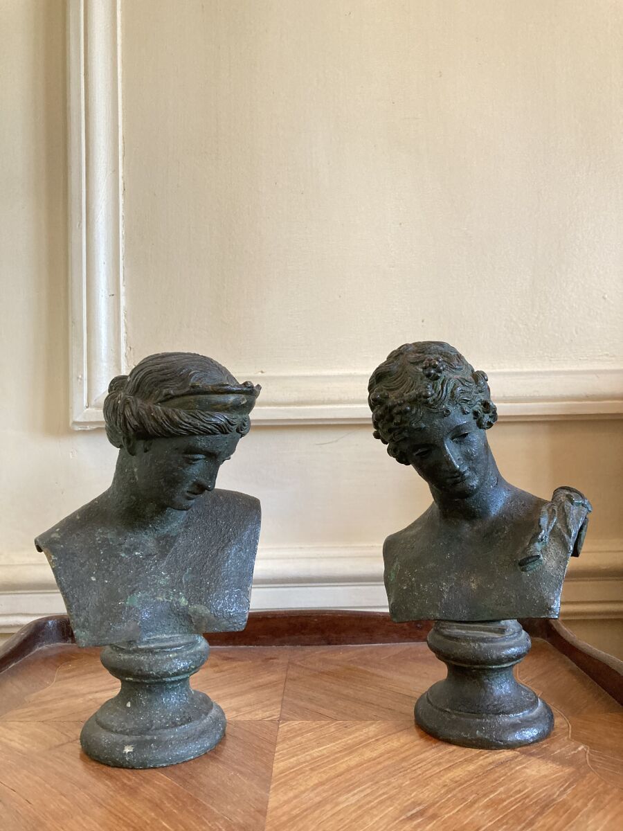 Null In the taste of the antique.
Pair of busts on pedestal in bronze with green&hellip;