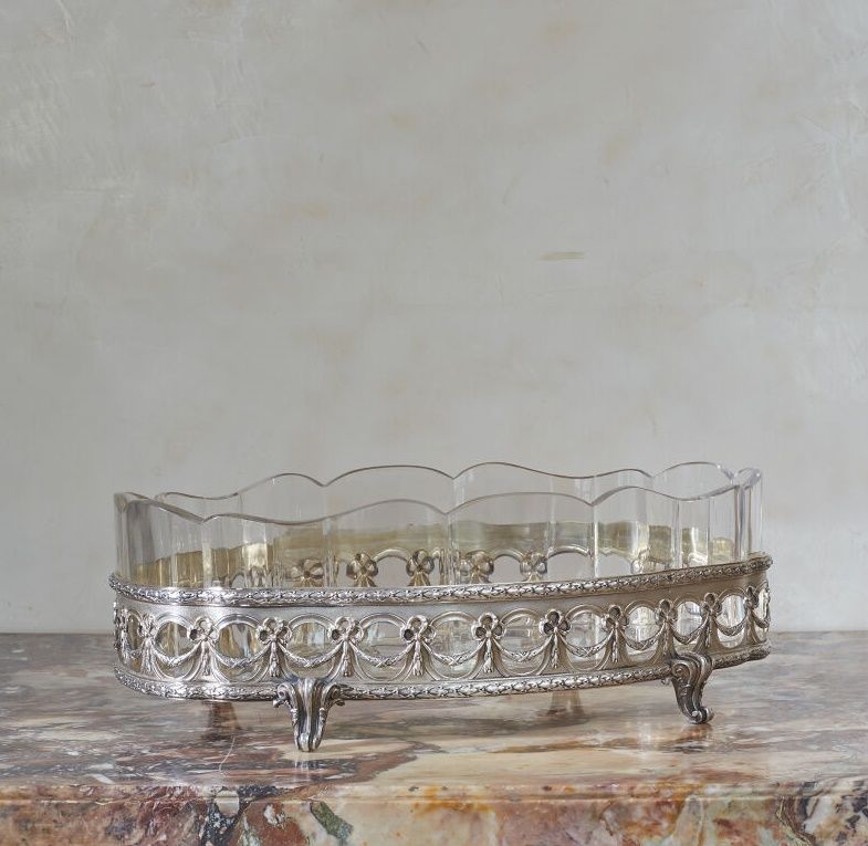 Null Centre de table ovale quadripode en argent à décor de festons et rubans, la&hellip;