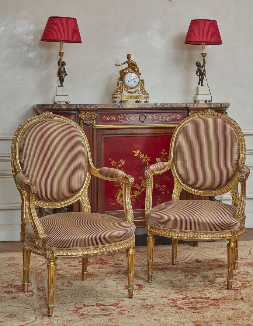Null Pair of armchairs with medallion backs in molded, carved and gilded wood, t&hellip;