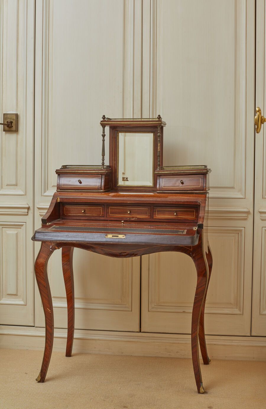 Null 形成厕所柜的小斜面书桌，饰有花枝和浅色木片的单板。
台阶上有一面镜子，被两个抽屉框住，搁在凸脚上。
19世纪
(事故和脱臼的情况)
身高：123厘米1&hellip;