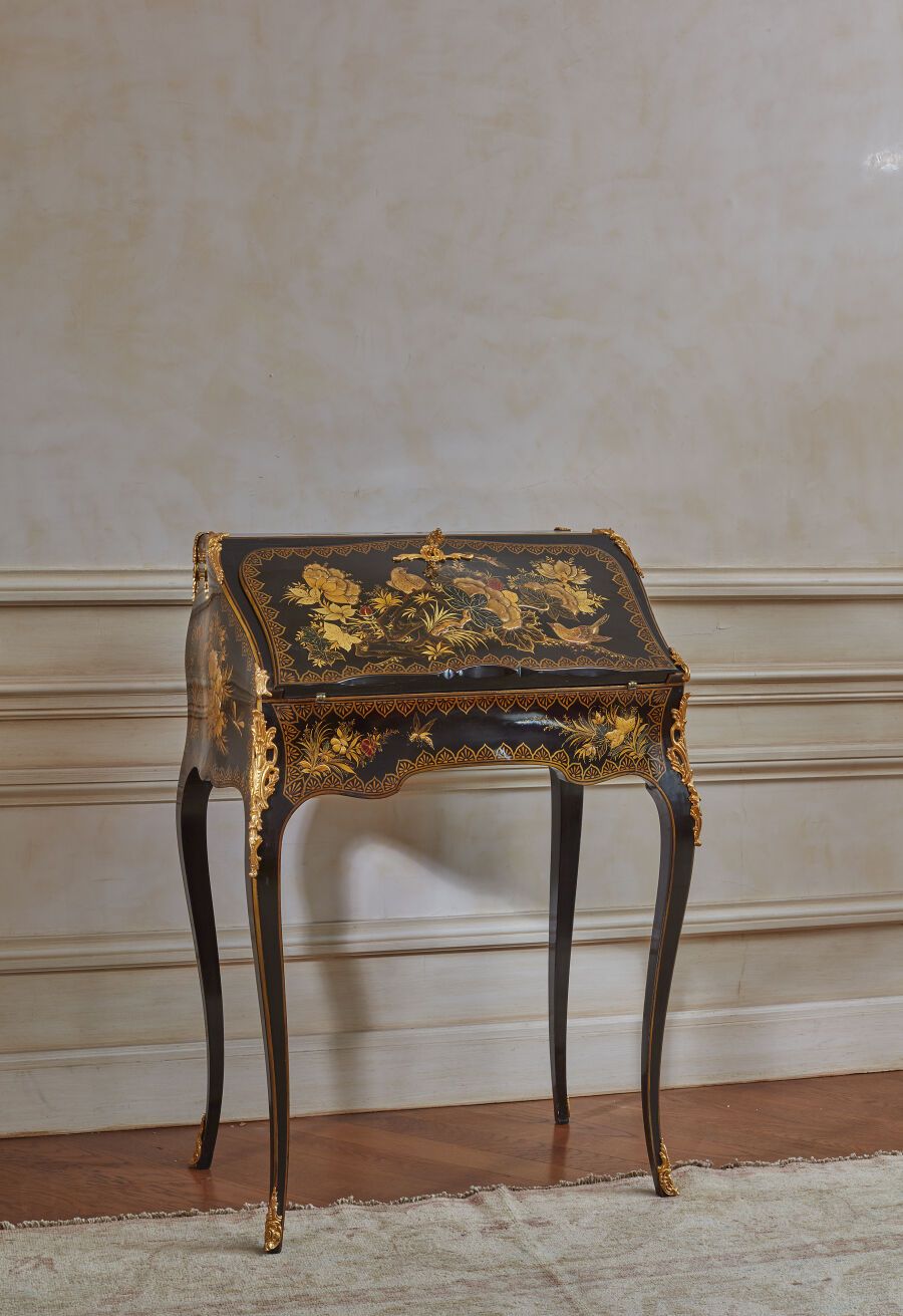 Null Martin's Varnish风格的小漆木书桌，带有植物的镀金装饰，搁置在四个凸脚上，瀑布和沙包上的镀金铜饰有叶子。
路易十五风格的作品。
高度：8&hellip;